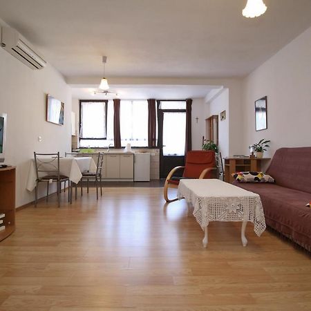Apartment Svid Ровин Екстериор снимка