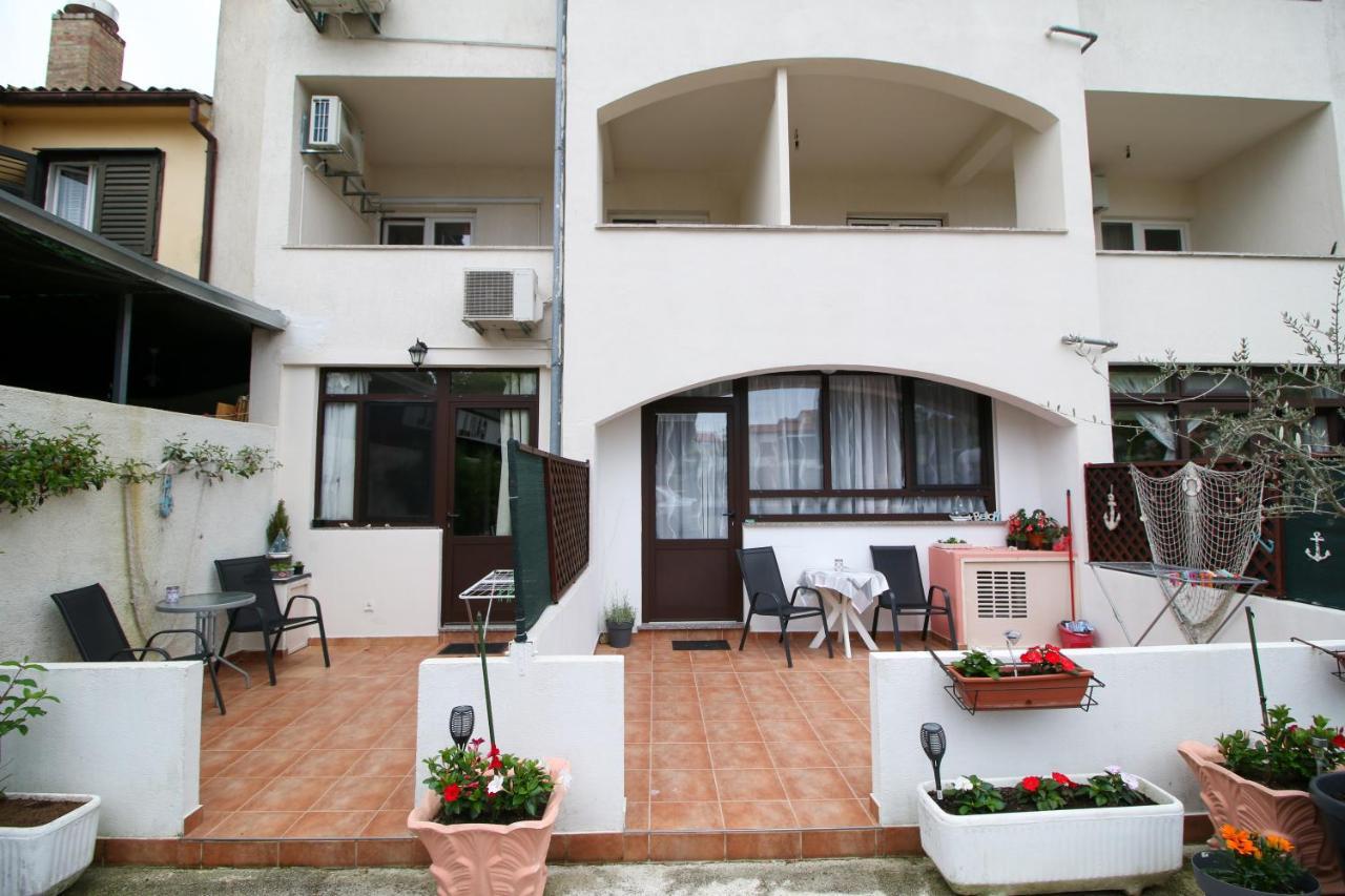 Apartment Svid Ровин Екстериор снимка