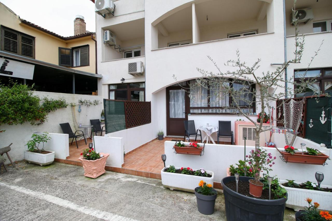 Apartment Svid Ровин Екстериор снимка