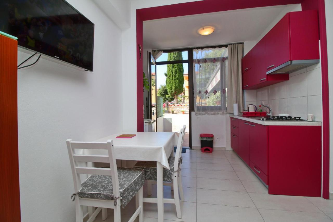 Apartment Svid Ровин Екстериор снимка