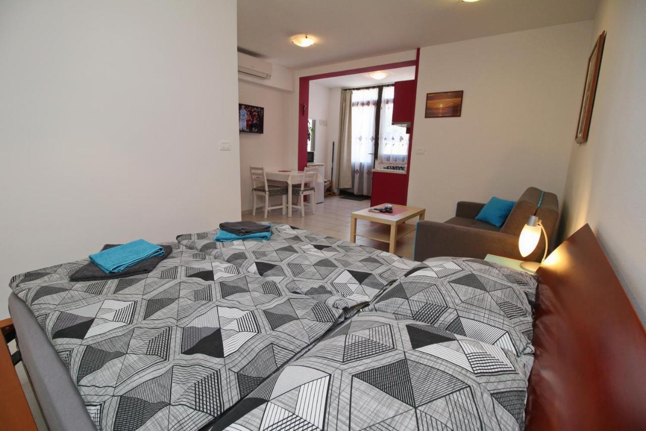 Apartment Svid Ровин Екстериор снимка