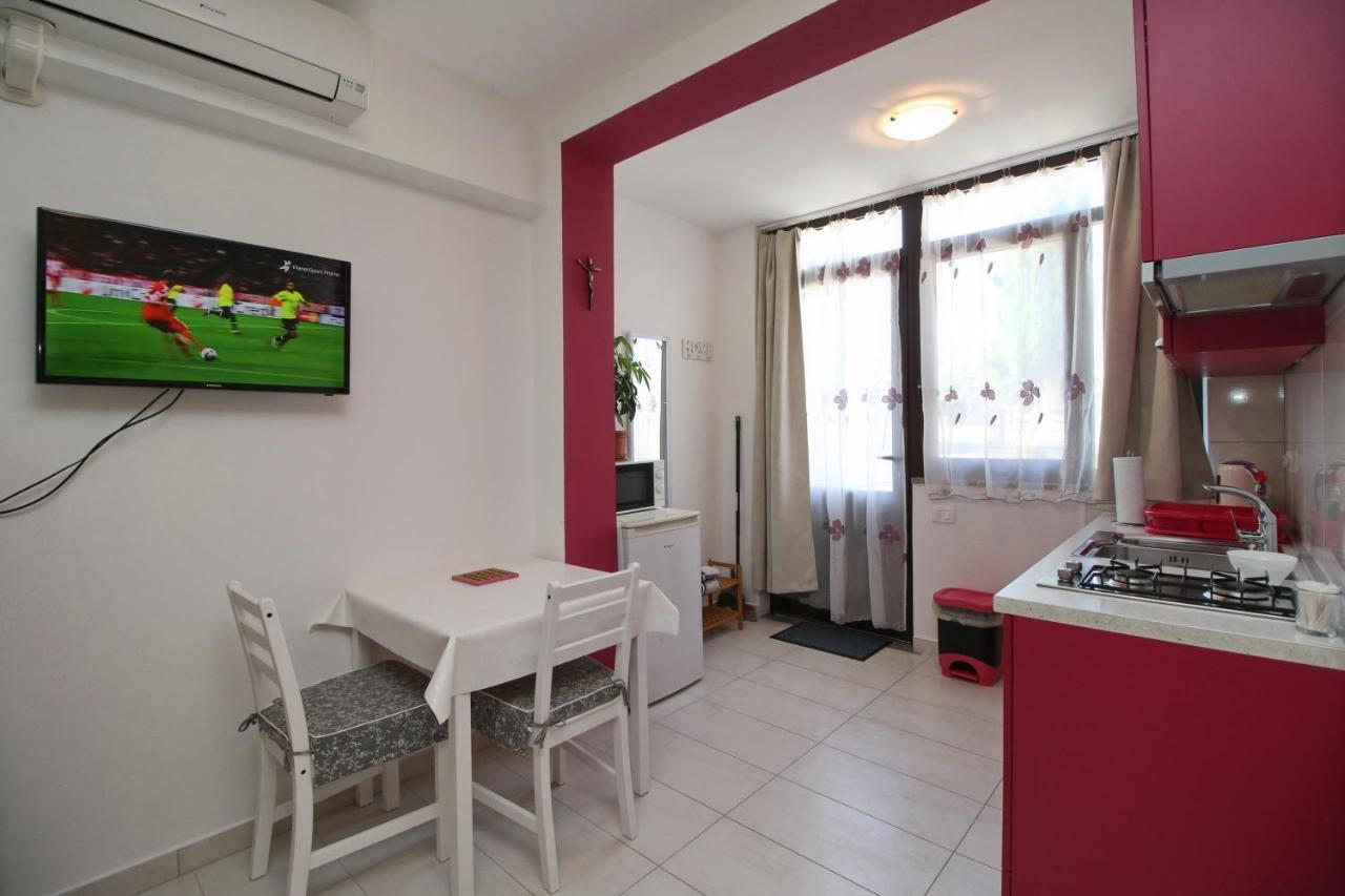 Apartment Svid Ровин Екстериор снимка