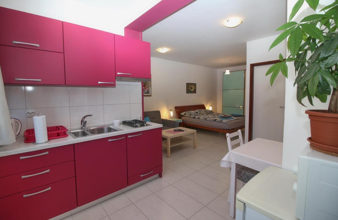 Apartment Svid Ровин Екстериор снимка