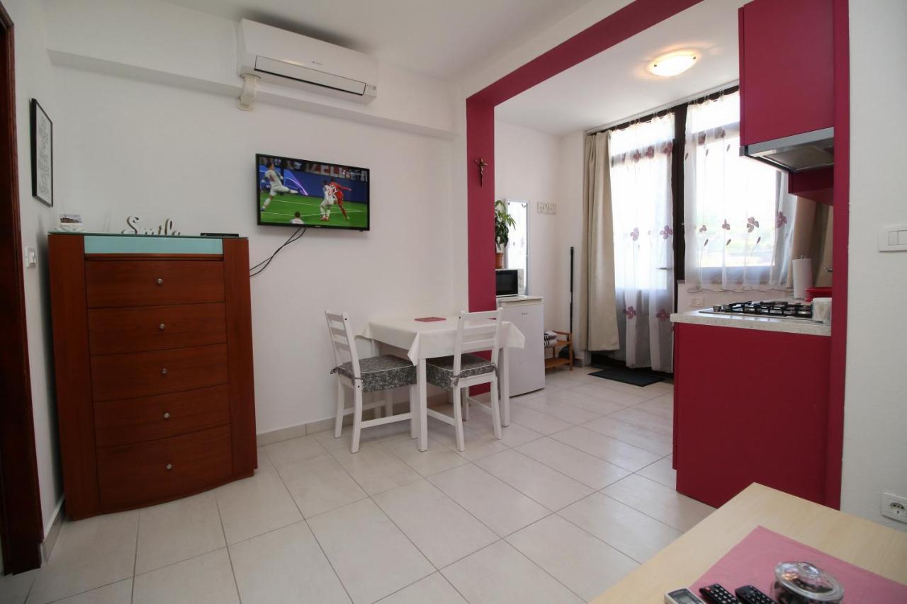 Apartment Svid Ровин Екстериор снимка