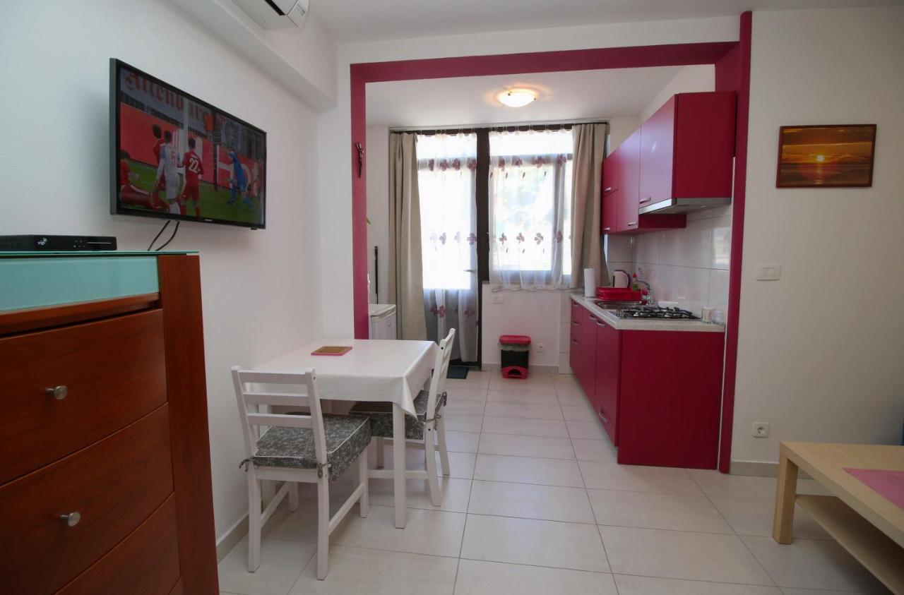 Apartment Svid Ровин Екстериор снимка