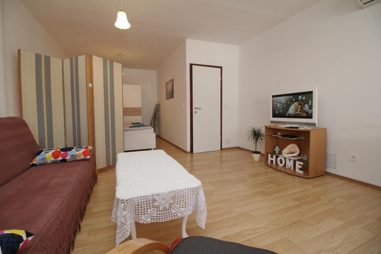 Apartment Svid Ровин Екстериор снимка