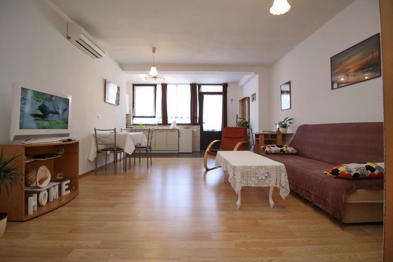 Apartment Svid Ровин Екстериор снимка